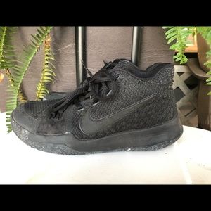 Black nike shoes size 6Y